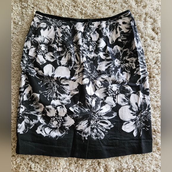 Ann Taylor Women's Floral Black and White Midi Lined Skirt Size 8P - Picture 3 of 4
